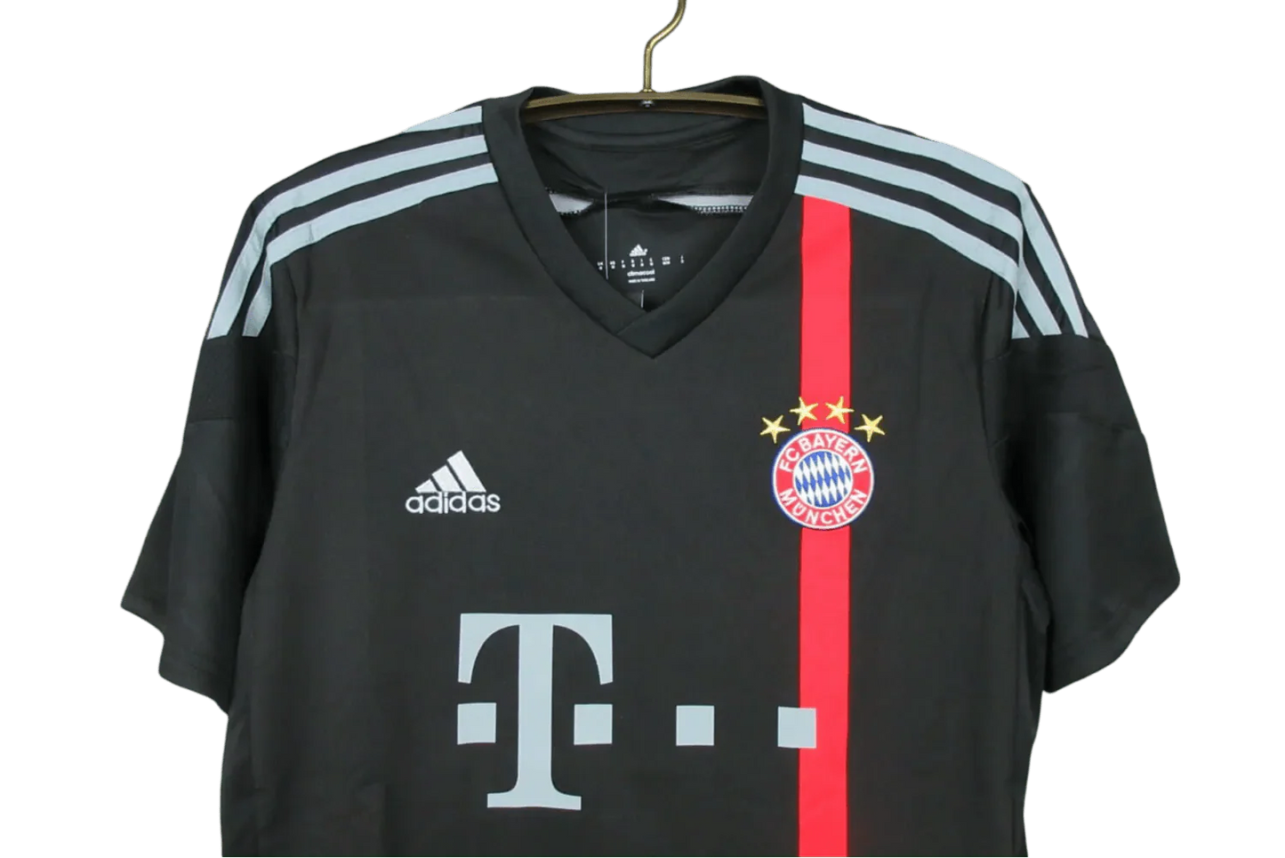 https://cdn.shopify.com/s/files/1/0826/7228/8075/files/20142015-bayern-munich-third-black-retro-kit-classickits433-659917.webp?v=1741197743