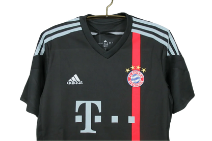 https://cdn.shopify.com/s/files/1/0826/7228/8075/files/20142015-bayern-munich-third-black-retro-kit-classickits433-659917.webp?v=1741197743