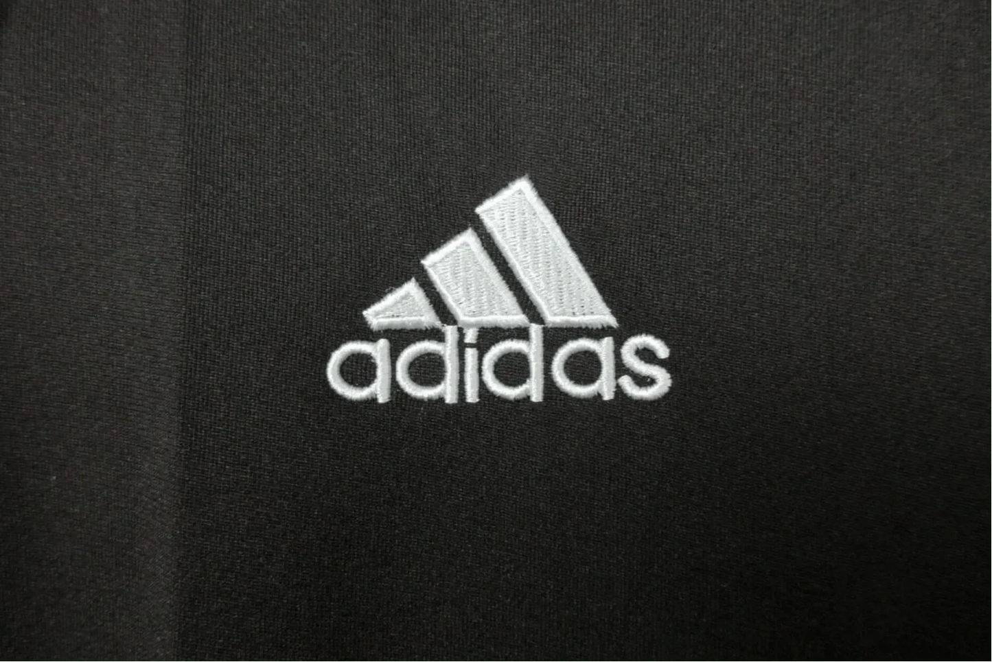 https://cdn.shopify.com/s/files/1/0826/7228/8075/files/20142015-bayern-munich-third-black-retro-kit-classickits433-998337.webp?v=1741197745