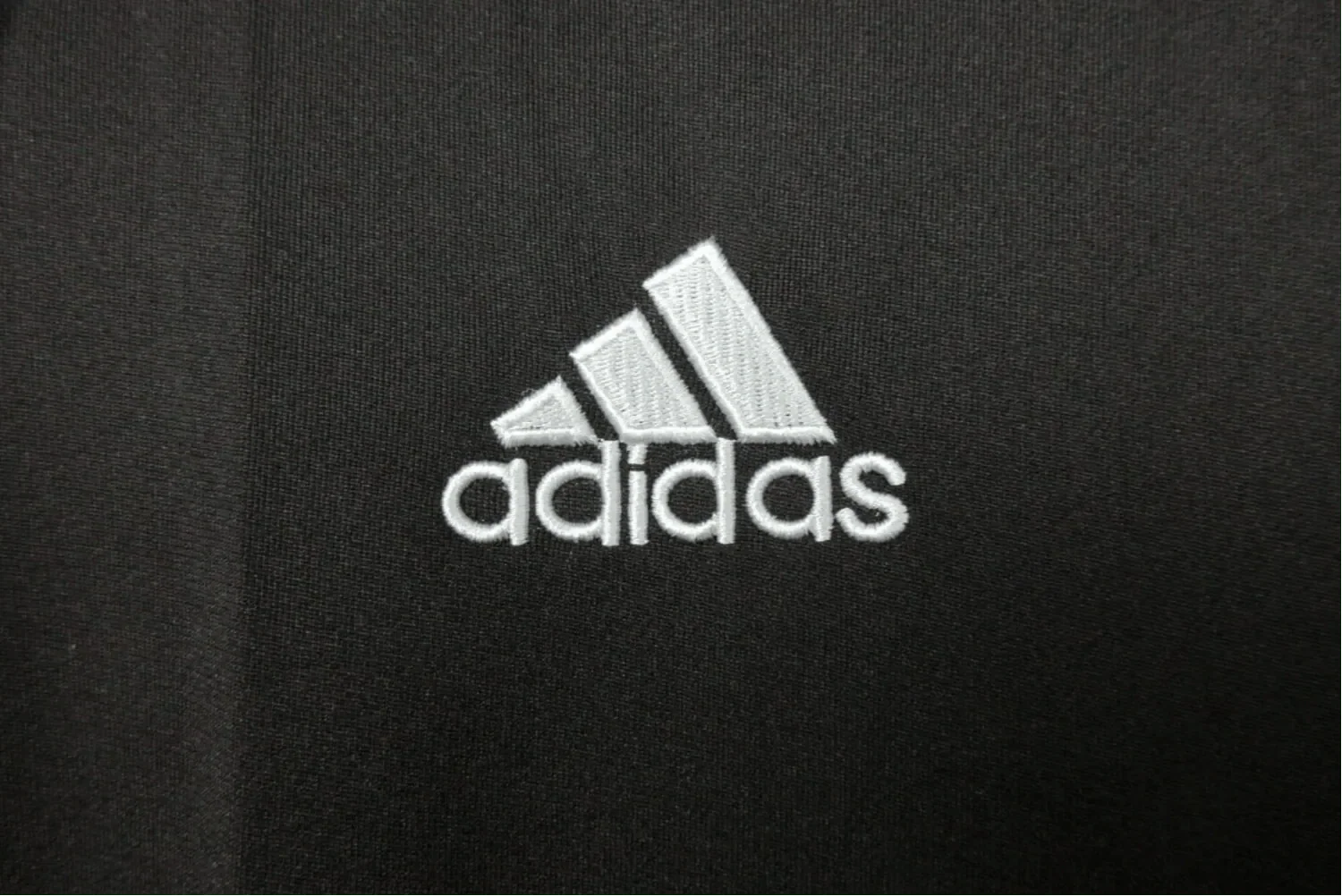 https://cdn.shopify.com/s/files/1/0826/7228/8075/files/20142015-bayern-munich-third-black-retro-kit-classickits433-998337.webp?v=1741197745