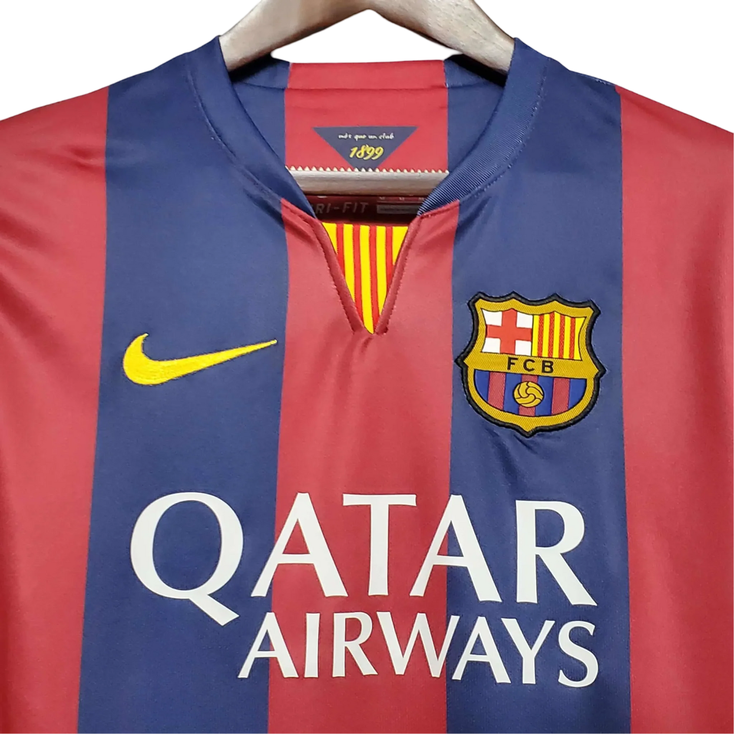 https://cdn.shopify.com/s/files/1/0826/7228/8075/files/20142015-fc-barcelona-qatar-airways-home-retro-kit-classickits433-860017.webp?v=1741197621