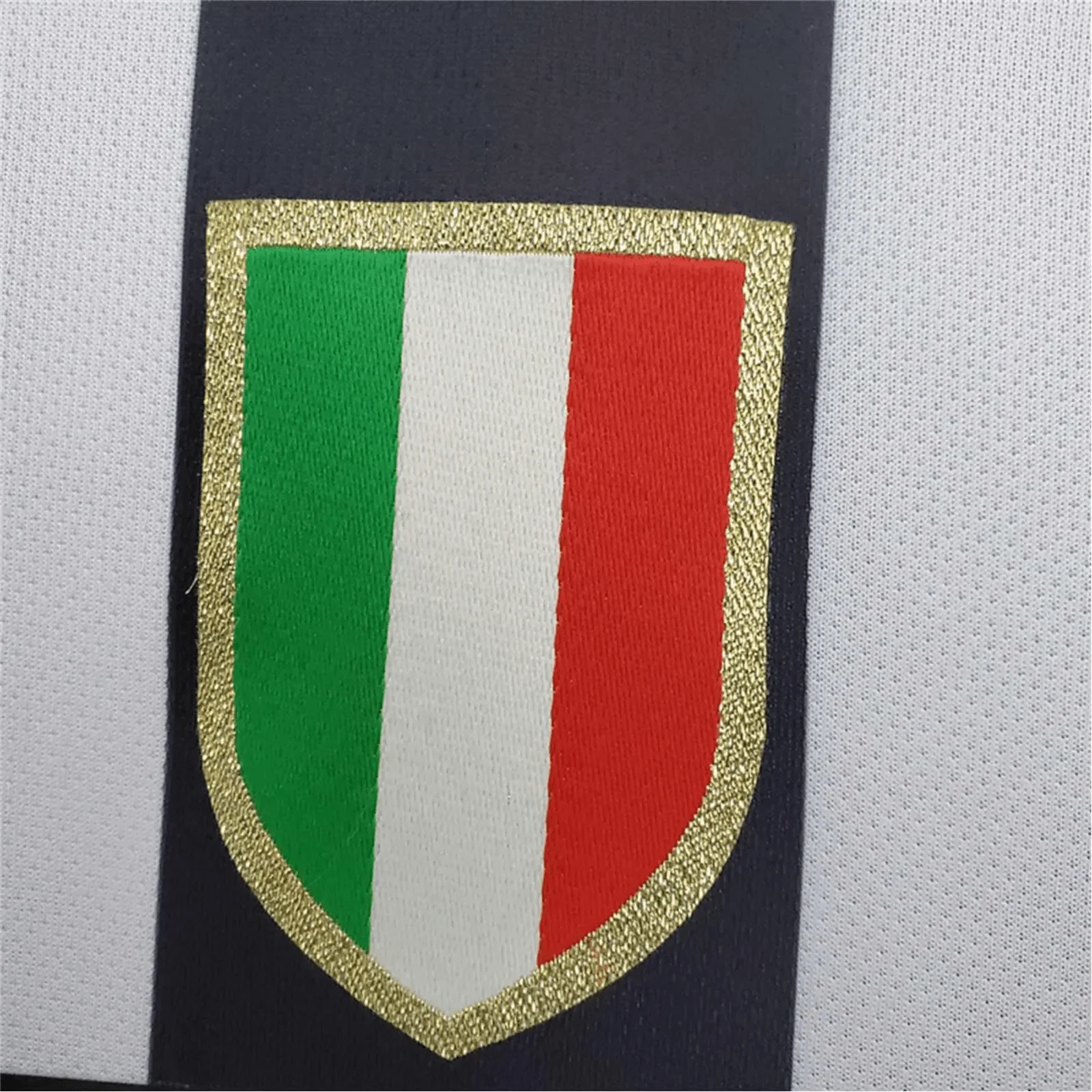 https://cdn.shopify.com/s/files/1/0826/7228/8075/files/20142015-juventus-jeep-home-retro-kit-116539.webp?v=1741197450