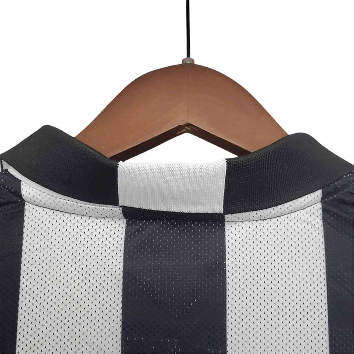 https://cdn.shopify.com/s/files/1/0826/7228/8075/files/20142015-juventus-jeep-home-retro-kit-165261.webp?v=1741197283