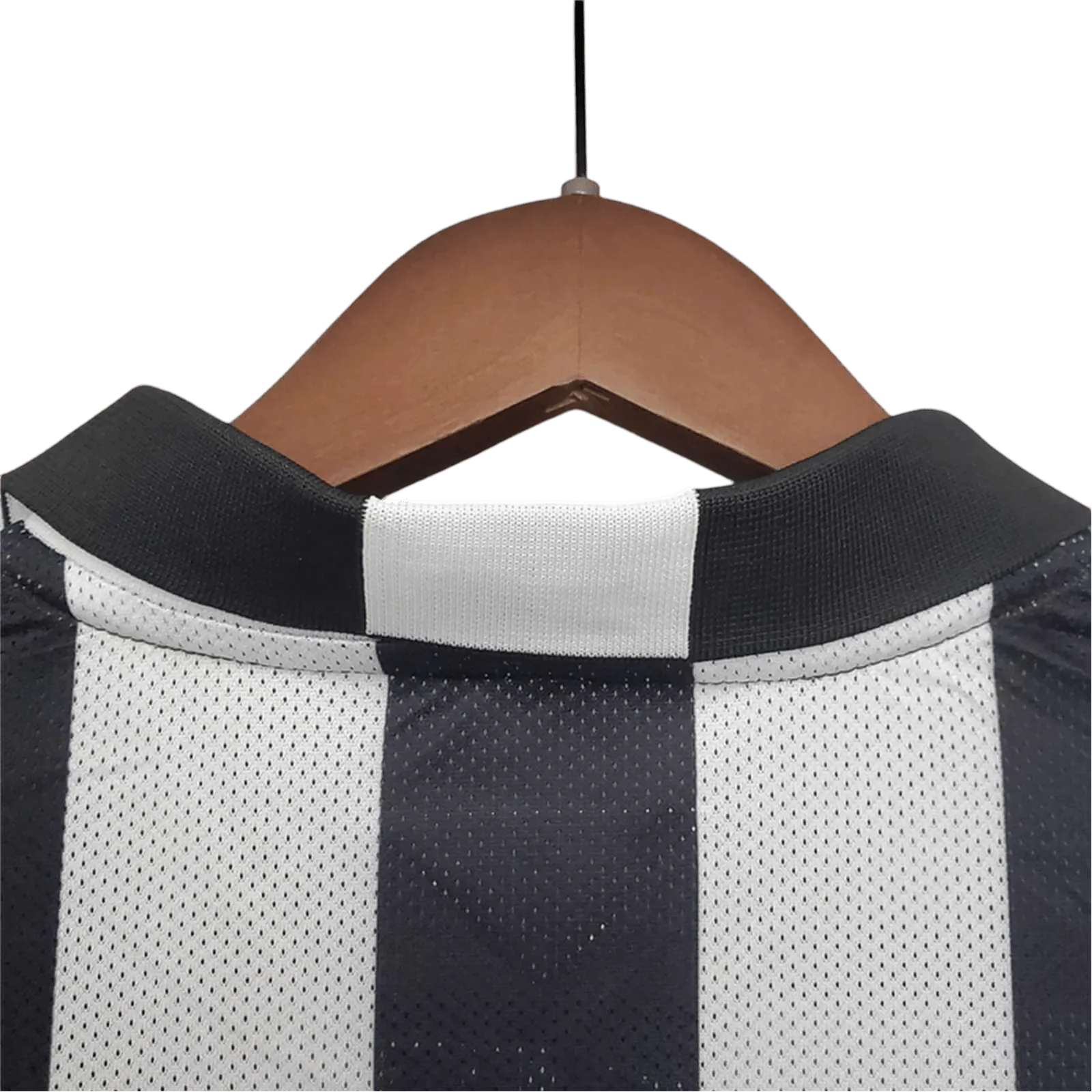 https://cdn.shopify.com/s/files/1/0826/7228/8075/files/20142015-juventus-jeep-home-retro-kit-165261.webp?v=1741197283