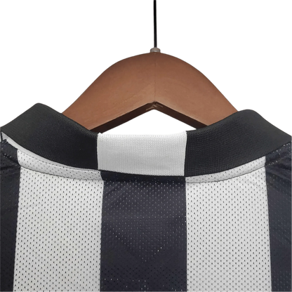 https://cdn.shopify.com/s/files/1/0826/7228/8075/files/20142015-juventus-jeep-home-retro-kit-165261.webp?v=1741197283