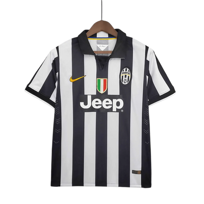 https://cdn.shopify.com/s/files/1/0826/7228/8075/files/20142015-juventus-jeep-home-retro-kit-231484.webp?v=1741197283