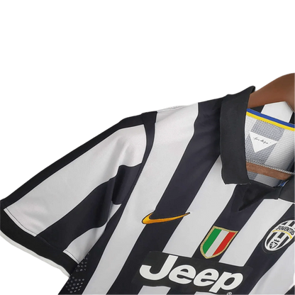 https://cdn.shopify.com/s/files/1/0826/7228/8075/files/20142015-juventus-jeep-home-retro-kit-389989.webp?v=1741197282