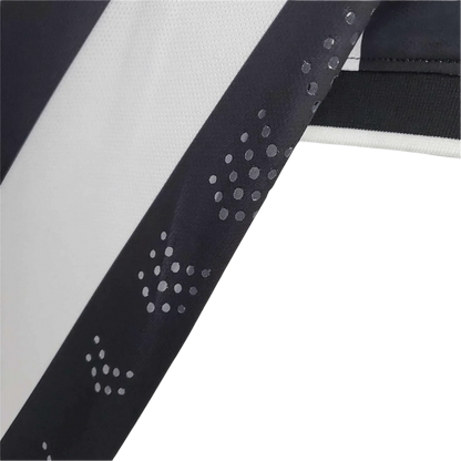 https://cdn.shopify.com/s/files/1/0826/7228/8075/files/20142015-juventus-jeep-home-retro-kit-622551.webp?v=1741197284