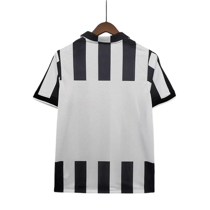 https://cdn.shopify.com/s/files/1/0826/7228/8075/files/20142015-juventus-jeep-home-retro-kit-624000.webp?v=1741197283