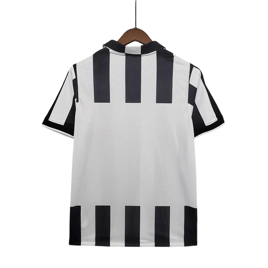 https://cdn.shopify.com/s/files/1/0826/7228/8075/files/20142015-juventus-jeep-home-retro-kit-624000.webp?v=1741197283