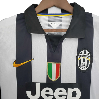 https://cdn.shopify.com/s/files/1/0826/7228/8075/files/20142015-juventus-jeep-home-retro-kit-653569.webp?v=1741197286