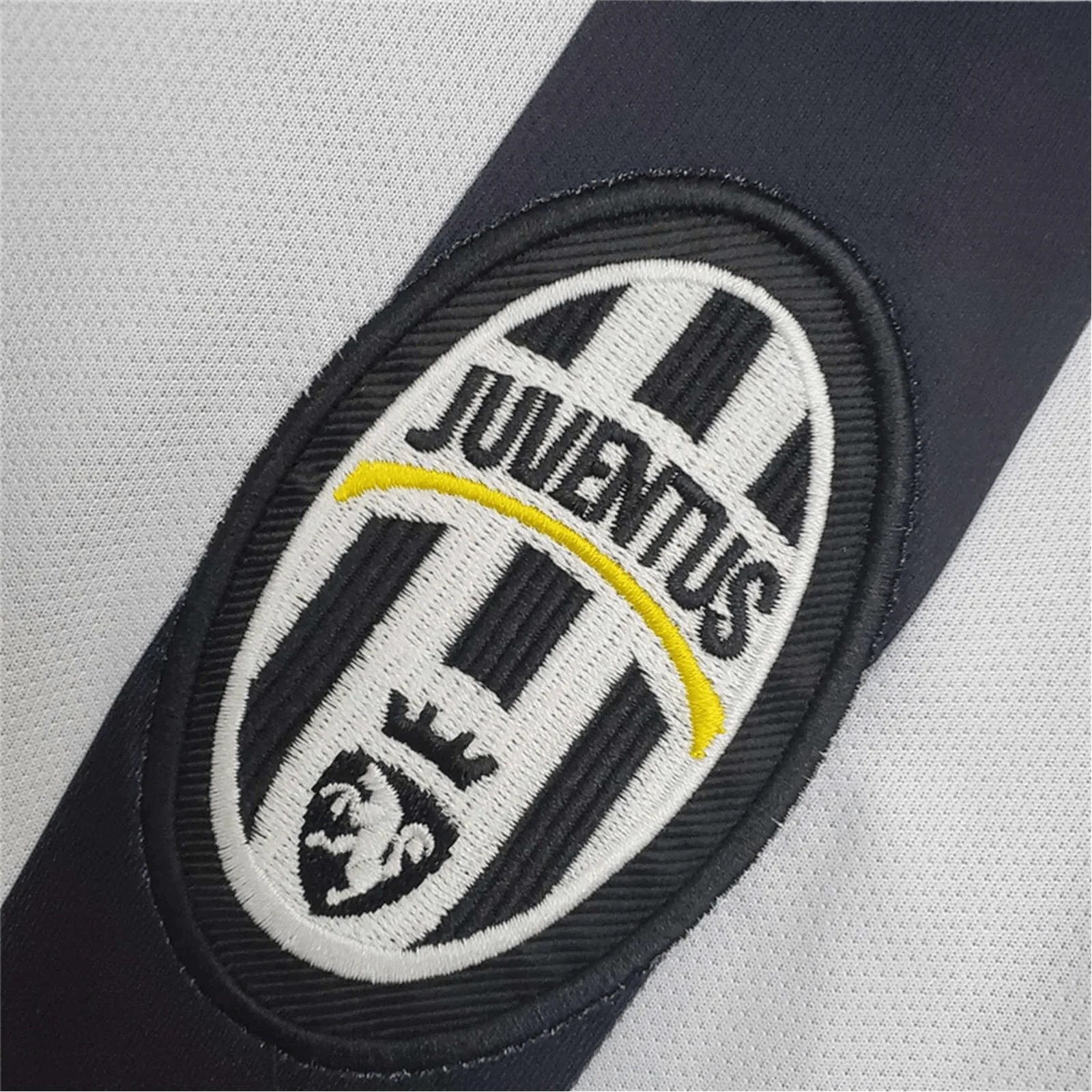 https://cdn.shopify.com/s/files/1/0826/7228/8075/files/20142015-juventus-jeep-home-retro-kit-718148.webp?v=1741197287