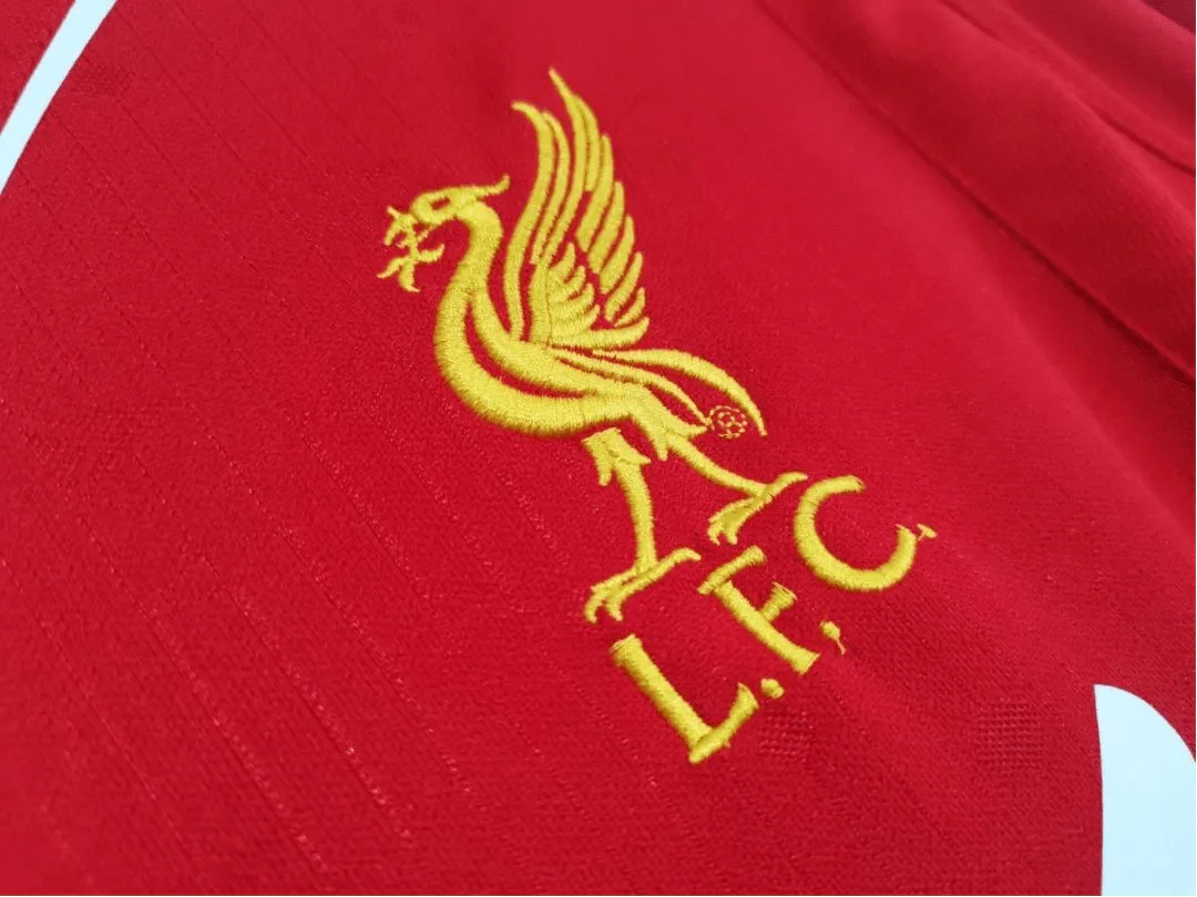 https://cdn.shopify.com/s/files/1/0826/7228/8075/files/20142015-liverpooi-standard-chartered-home-retro-kit-classickits433-522822.webp?v=1741197836