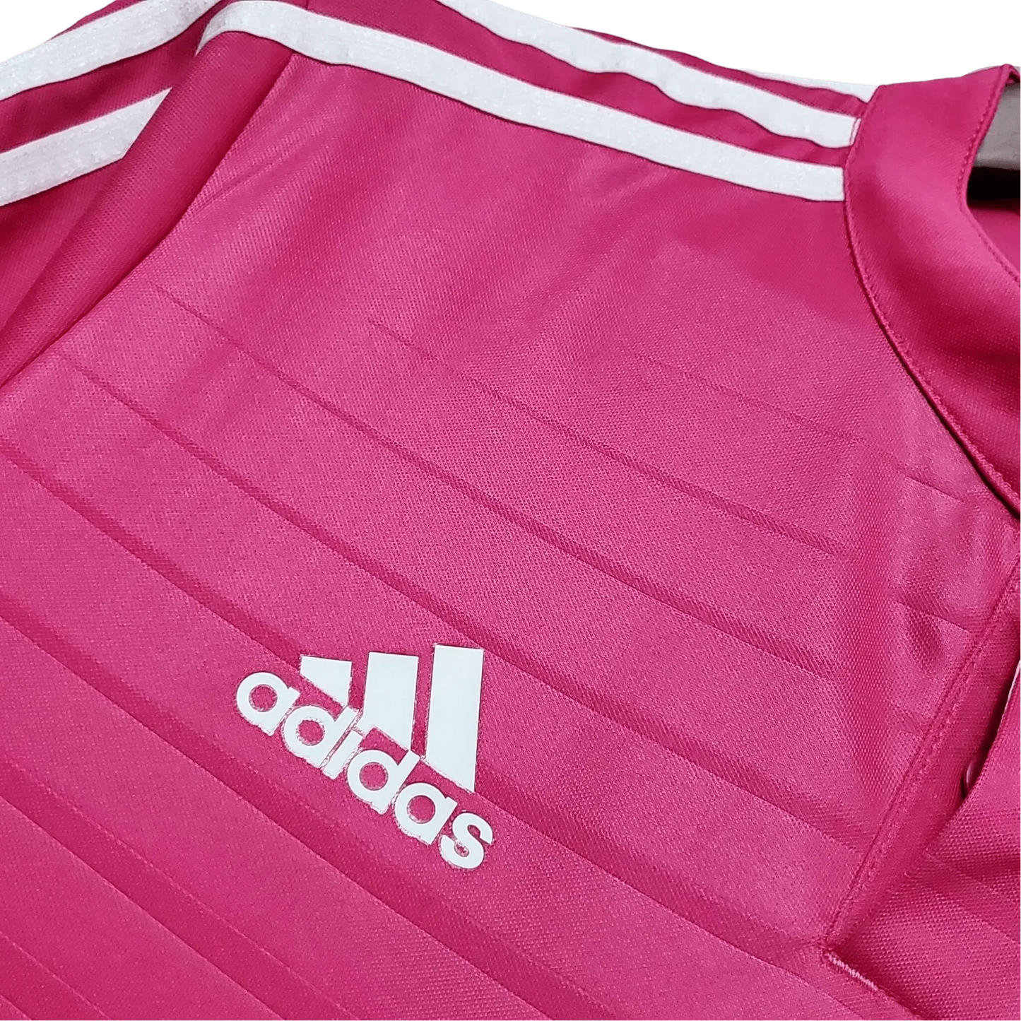 https://cdn.shopify.com/s/files/1/0826/7228/8075/files/20142015-real-madrid-fly-emirates-away-retro-kit-short-sleeves-923117.webp?v=1741197478