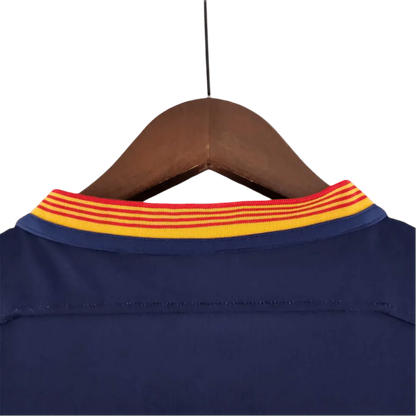 https://cdn.shopify.com/s/files/1/0826/7228/8075/files/20152016-fc-barcelona-qatar-airways-home-retro-kit-classickits433-115451.webp?v=1741197553
