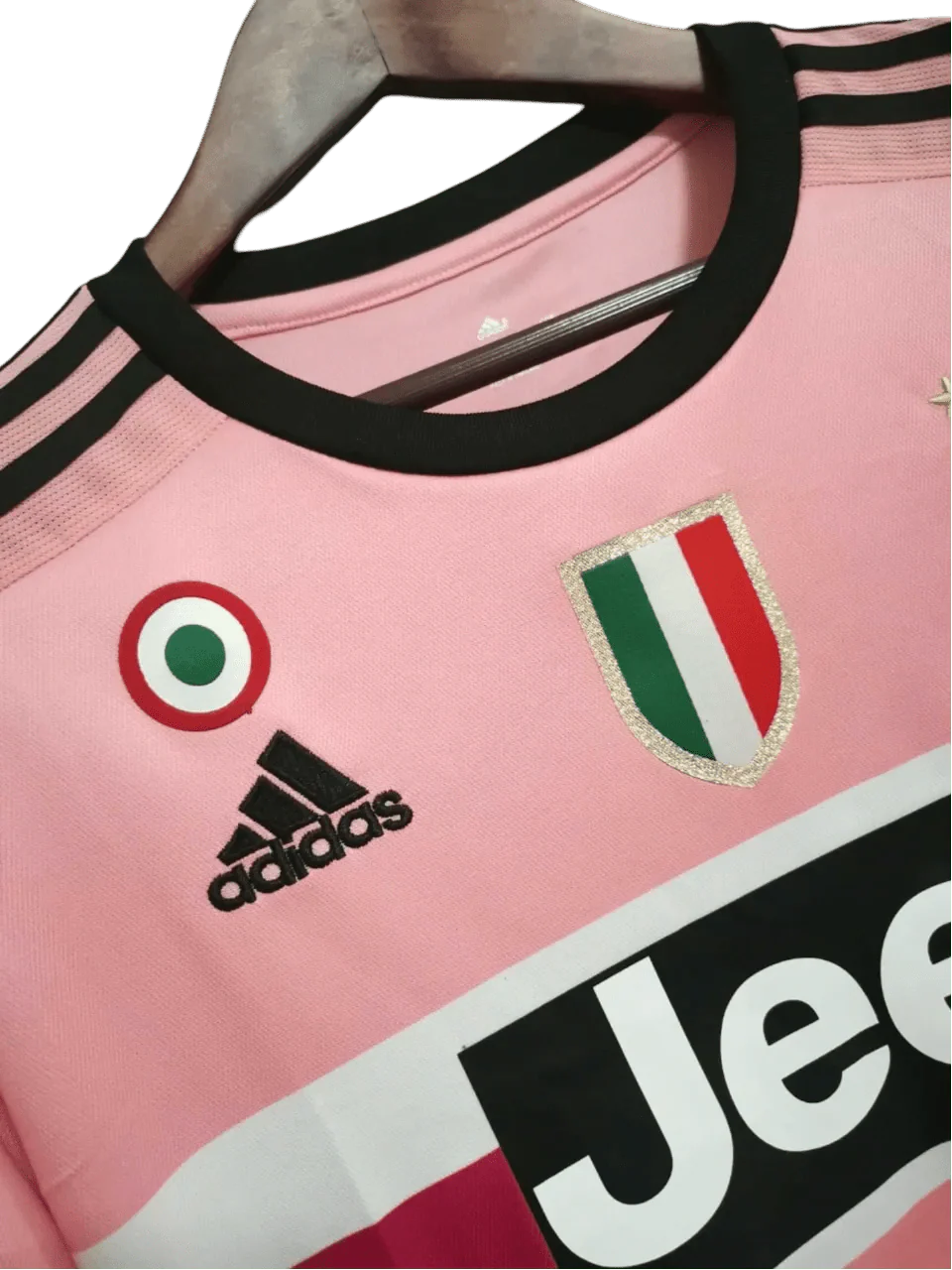 https://cdn.shopify.com/s/files/1/0826/7228/8075/files/20152016-juventus-jeep-away-retro-kit-short-sleeves-596907.webp?v=1741197455