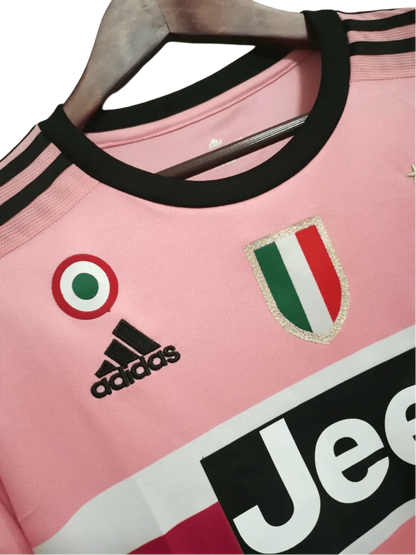https://cdn.shopify.com/s/files/1/0826/7228/8075/files/20152016-juventus-jeep-away-retro-kit-short-sleeves-596907.webp?v=1741197455