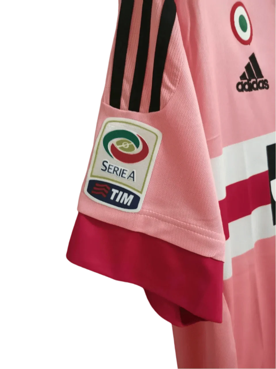https://cdn.shopify.com/s/files/1/0826/7228/8075/files/20152016-juventus-jeep-away-retro-kit-short-sleeves-621995.webp?v=1741197282