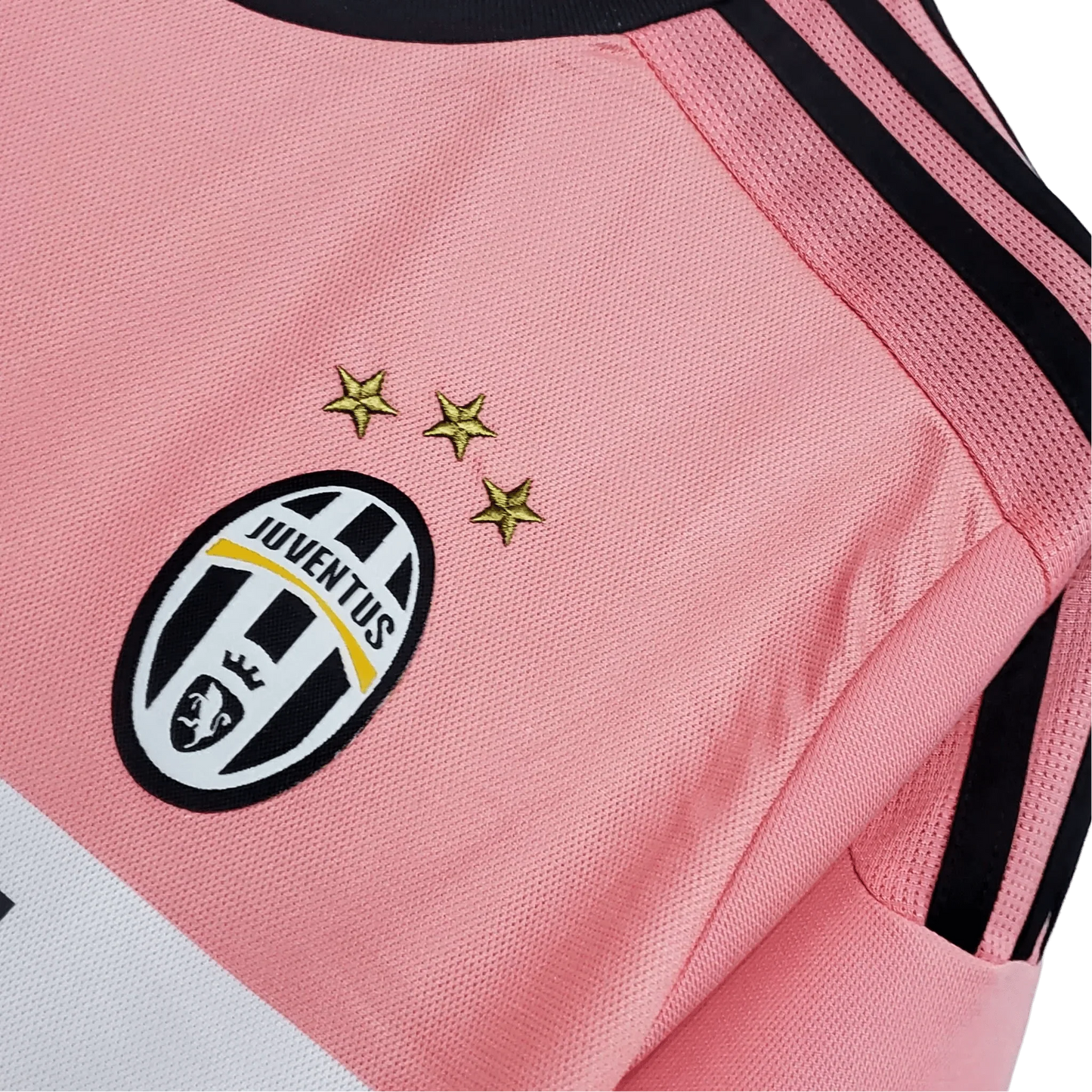 https://cdn.shopify.com/s/files/1/0826/7228/8075/files/20152016-juventus-jeep-away-retro-kit-short-sleeves-797361.webp?v=1741197456