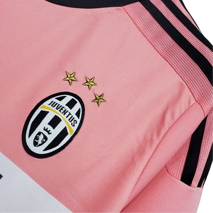 https://cdn.shopify.com/s/files/1/0826/7228/8075/files/20152016-juventus-jeep-away-retro-kit-short-sleeves-797361.webp?v=1741197456