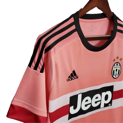 https://cdn.shopify.com/s/files/1/0826/7228/8075/files/20152016-juventus-jeep-away-retro-kit-short-sleeves-918608.webp?v=1741197284