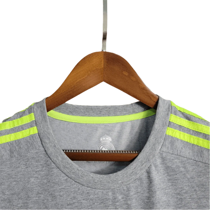 https://cdn.shopify.com/s/files/1/0826/7228/8075/files/20152016-real-madrid-fly-emirates-away-retro-kit-292649.webp?v=1741197462