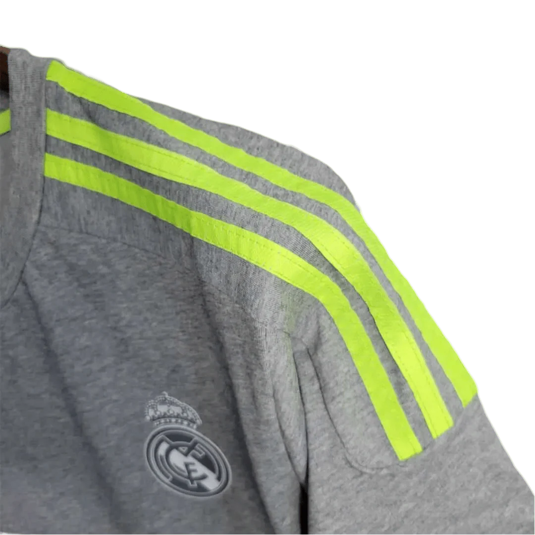 https://cdn.shopify.com/s/files/1/0826/7228/8075/files/20152016-real-madrid-fly-emirates-away-retro-kit-543488.webp?v=1741197460