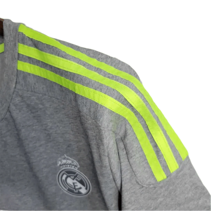 https://cdn.shopify.com/s/files/1/0826/7228/8075/files/20152016-real-madrid-fly-emirates-away-retro-kit-543488.webp?v=1741197460