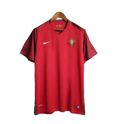 https://cdn.shopify.com/s/files/1/0826/7228/8075/files/20162017-portugal-home-retro-jersey-262136.webp?v=1741198513