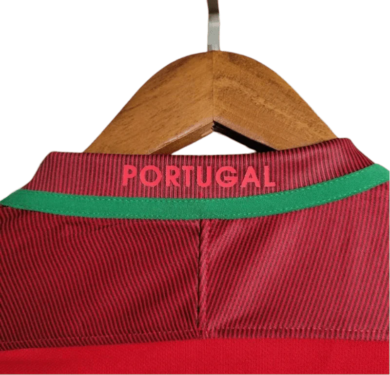https://cdn.shopify.com/s/files/1/0826/7228/8075/files/20162017-portugal-home-retro-jersey-310519.webp?v=1741198513