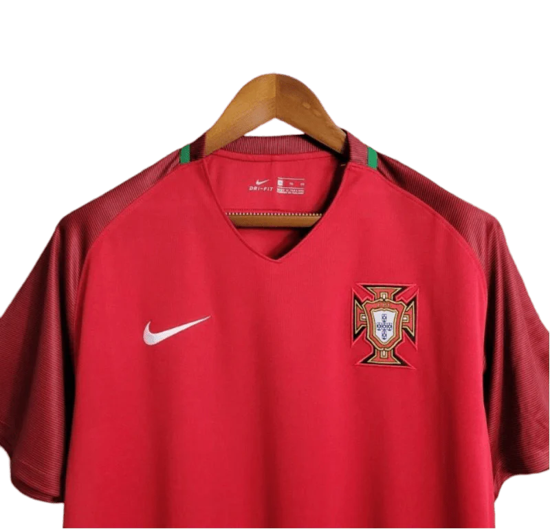 https://cdn.shopify.com/s/files/1/0826/7228/8075/files/20162017-portugal-home-retro-jersey-523543.webp?v=1741198513