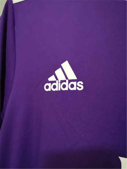 https://cdn.shopify.com/s/files/1/0826/7228/8075/files/20162017-real-madrid-fly-emirates-away-purple-retro-kit-524869.webp?v=1741197471