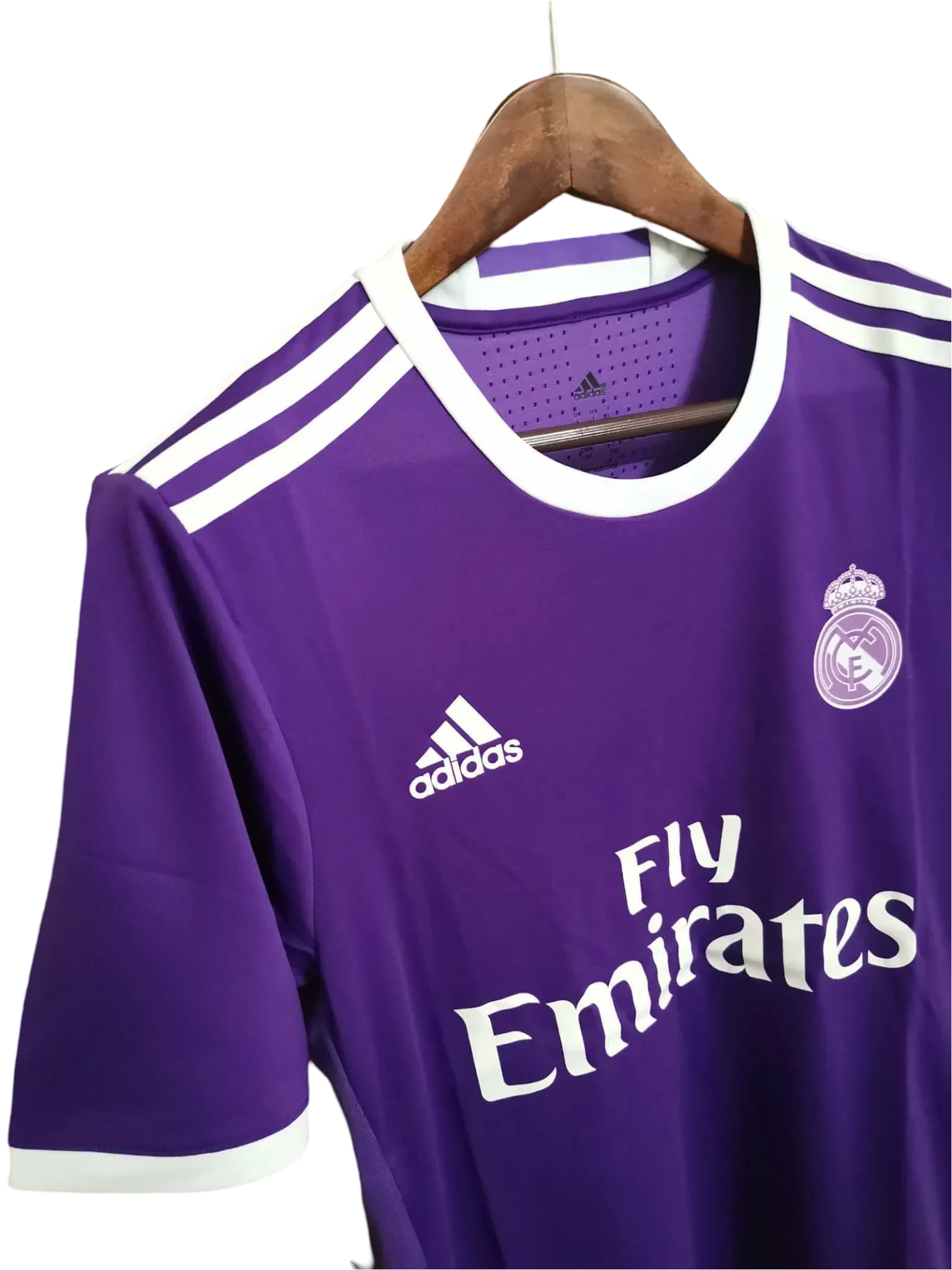 https://cdn.shopify.com/s/files/1/0826/7228/8075/files/20162017-real-madrid-fly-emirates-away-purple-retro-kit-625688.webp?v=1741197473