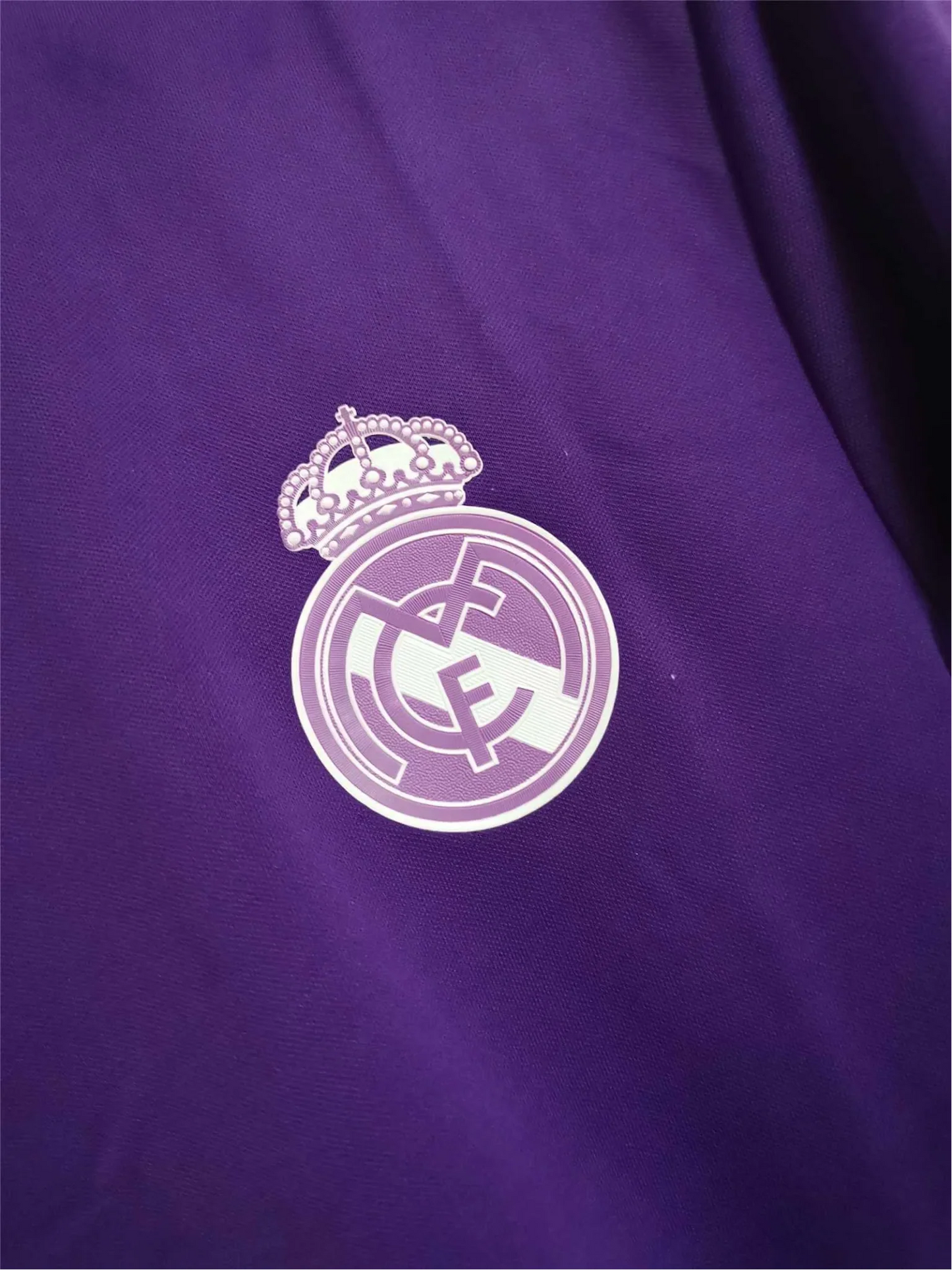 https://cdn.shopify.com/s/files/1/0826/7228/8075/files/20162017-real-madrid-fly-emirates-away-purple-retro-kit-771419.webp?v=1741197473