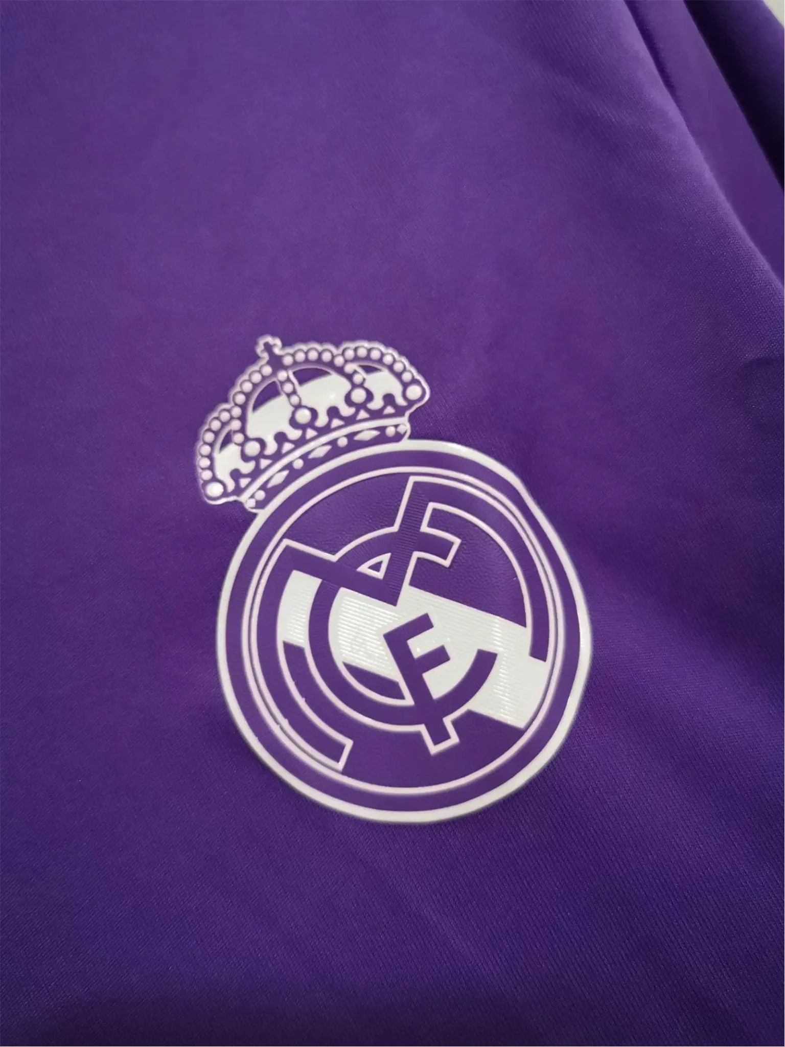 https://cdn.shopify.com/s/files/1/0826/7228/8075/files/20162017-real-madrid-fly-emirates-away-purple-retro-kit-long-sleeves-164868.webp?v=1741197488