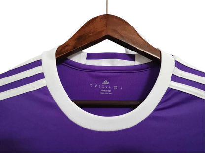 https://cdn.shopify.com/s/files/1/0826/7228/8075/files/20162017-real-madrid-fly-emirates-away-purple-retro-kit-long-sleeves-407991.webp?v=1741197486
