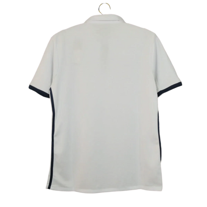 https://cdn.shopify.com/s/files/1/0826/7228/8075/files/20162017-real-madrid-fly-emirates-home-retro-kit-230938.webp?v=1741197451