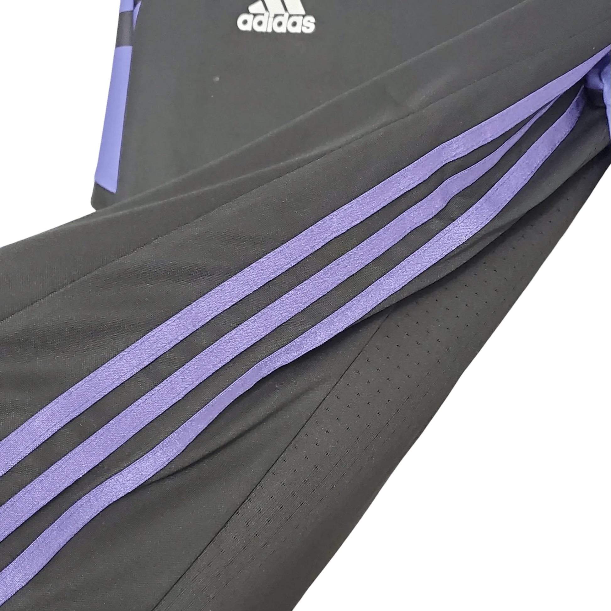 https://cdn.shopify.com/s/files/1/0826/7228/8075/files/20162017-real-madrid-fly-emirates-third-retro-kit-156383.webp?v=1741197448