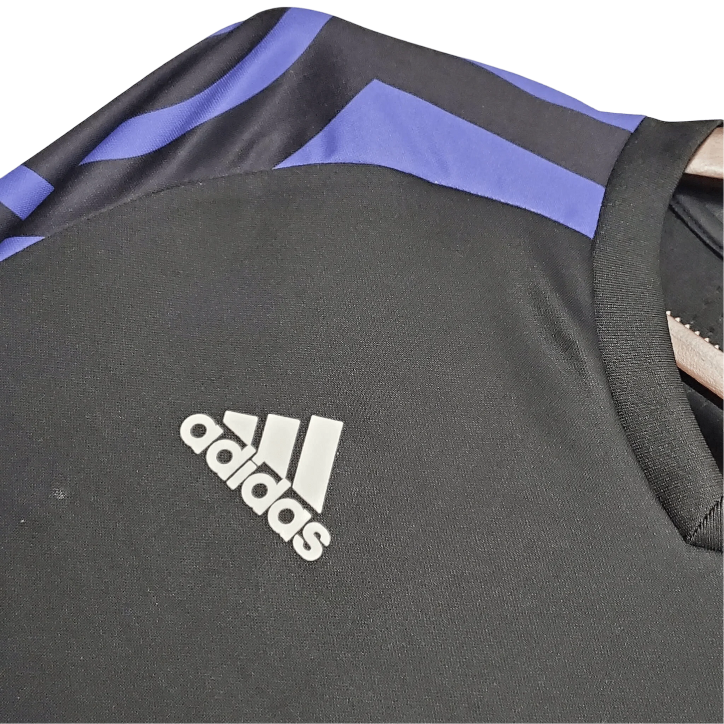 https://cdn.shopify.com/s/files/1/0826/7228/8075/files/20162017-real-madrid-fly-emirates-third-retro-kit-474495.webp?v=1741197448