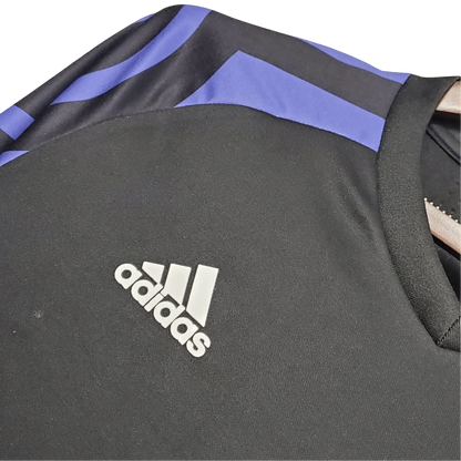 https://cdn.shopify.com/s/files/1/0826/7228/8075/files/20162017-real-madrid-fly-emirates-third-retro-kit-474495.webp?v=1741197448