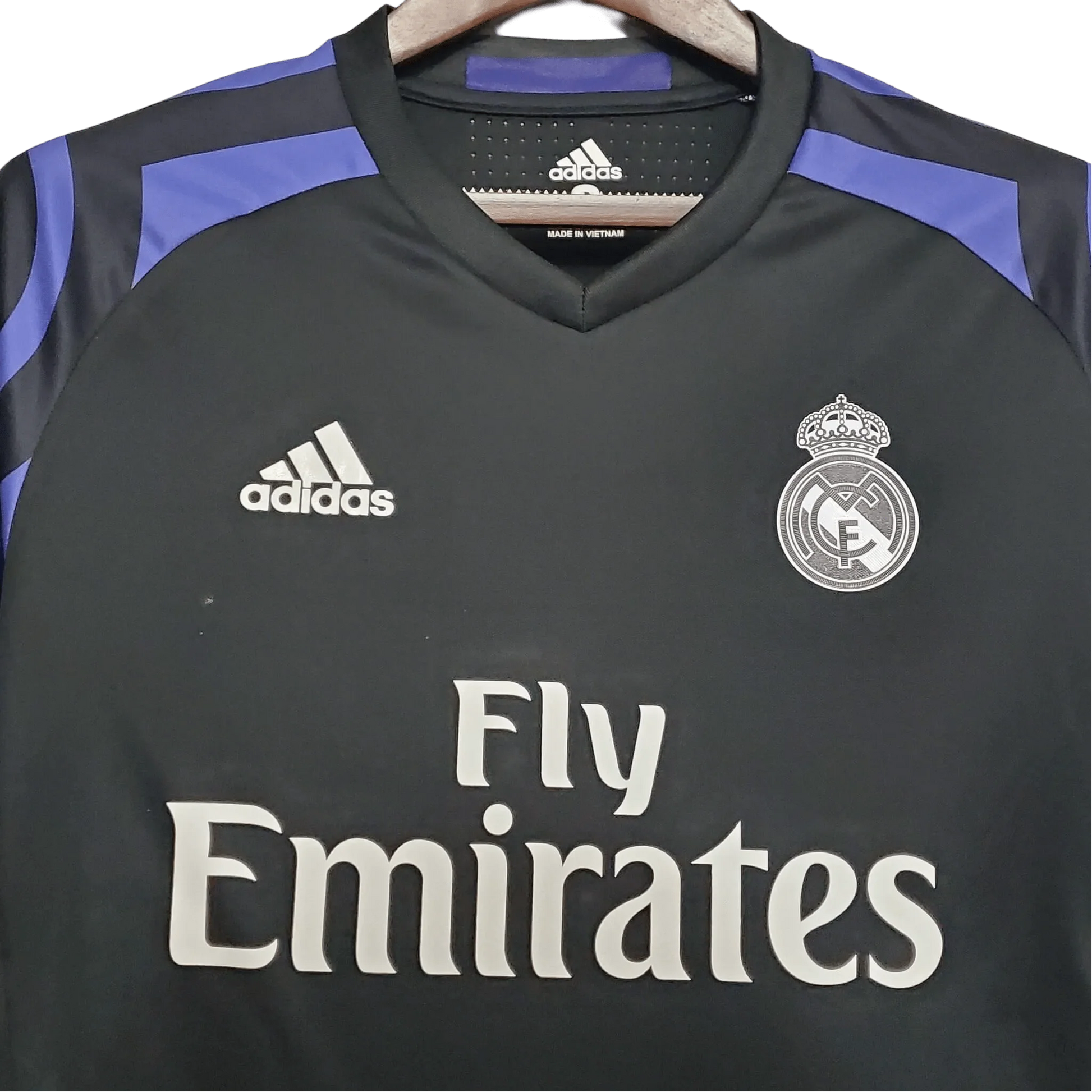 https://cdn.shopify.com/s/files/1/0826/7228/8075/files/20162017-real-madrid-fly-emirates-third-retro-kit-803455.webp?v=1741197450