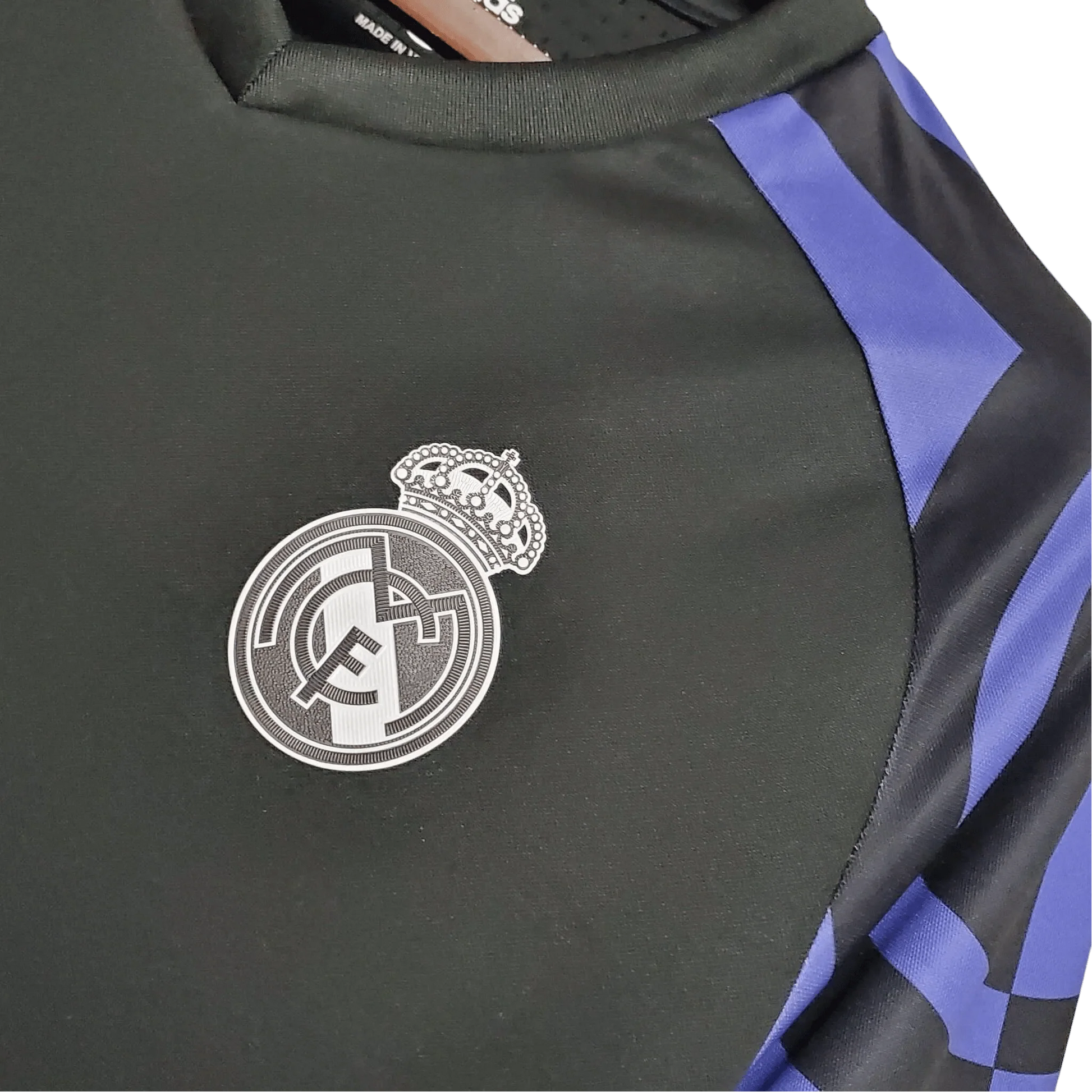 https://cdn.shopify.com/s/files/1/0826/7228/8075/files/20162017-real-madrid-fly-emirates-third-retro-kit-939563.webp?v=1741197450