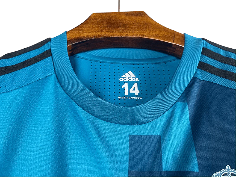 https://cdn.shopify.com/s/files/1/0826/7228/8075/files/20172018-real-madrid-fly-emirates-away-retro-kit-classickits433-340432.webp?v=1741198522