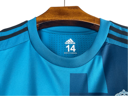 https://cdn.shopify.com/s/files/1/0826/7228/8075/files/20172018-real-madrid-fly-emirates-away-retro-kit-classickits433-340432.webp?v=1741198522