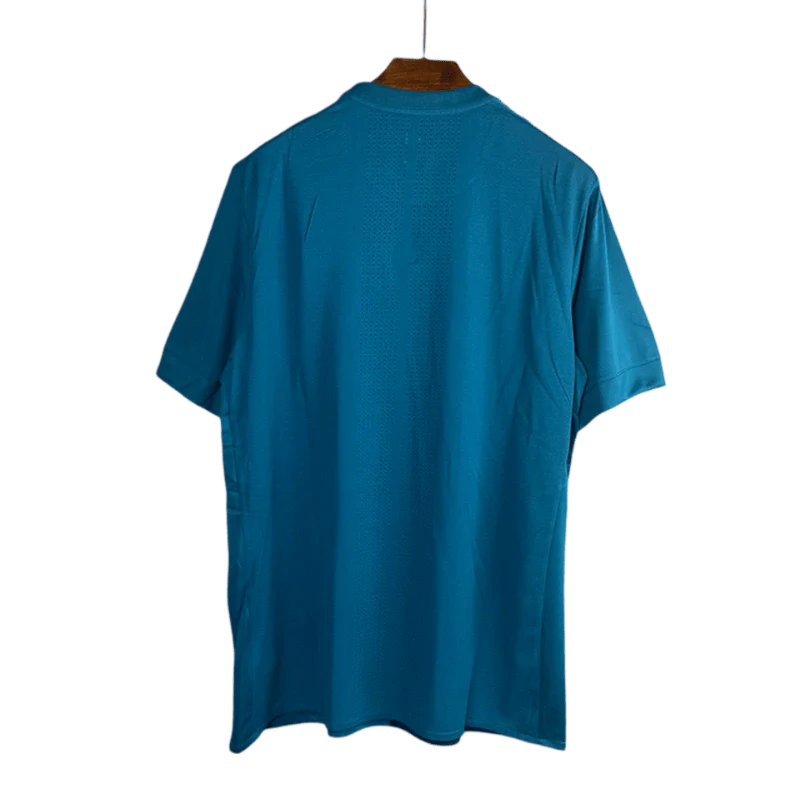 https://cdn.shopify.com/s/files/1/0826/7228/8075/files/20172018-real-madrid-fly-emirates-away-retro-kit-classickits433-421785.webp?v=1741198519