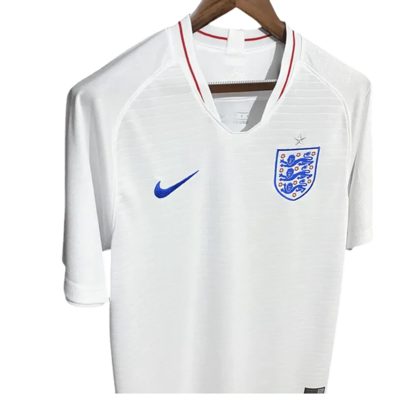 https://cdn.shopify.com/s/files/1/0826/7228/8075/files/2018-england-home-retro-kit-471649.webp?v=1741196965
