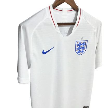 https://cdn.shopify.com/s/files/1/0826/7228/8075/files/2018-england-home-retro-kit-471649.webp?v=1741196965