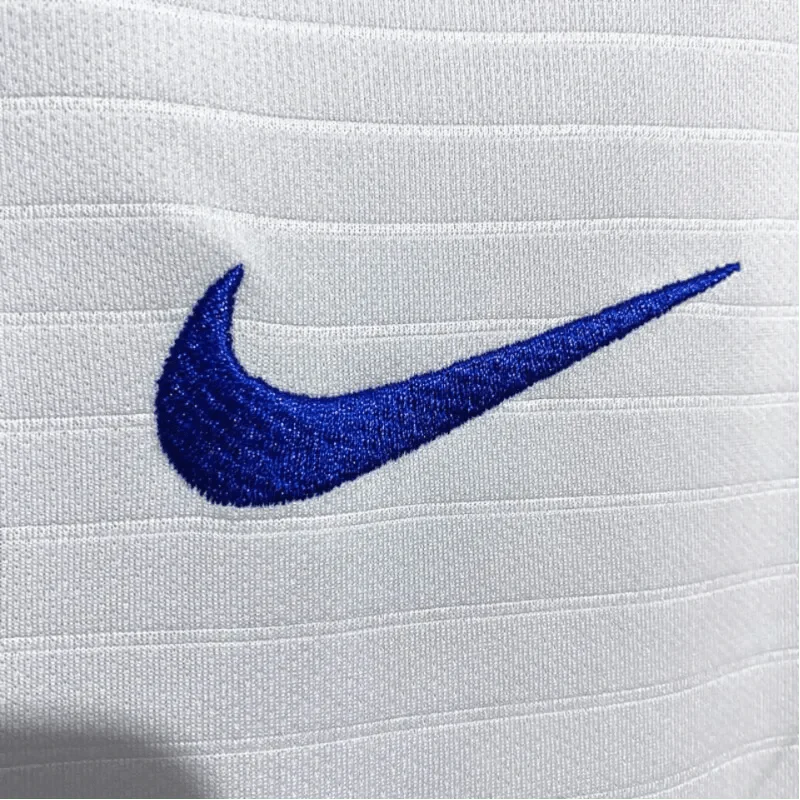 https://cdn.shopify.com/s/files/1/0826/7228/8075/files/2018-england-home-retro-kit-493768.webp?v=1741196964