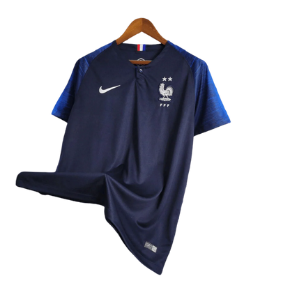 https://cdn.shopify.com/s/files/1/0826/7228/8075/files/2018-france-world-cup-home-retro-jersey-196355.webp?v=1741198516