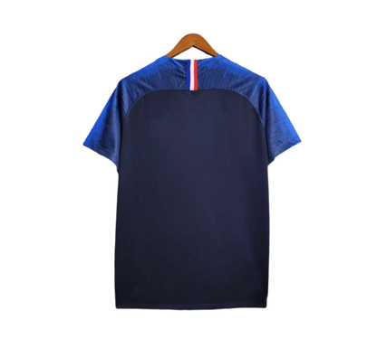 https://cdn.shopify.com/s/files/1/0826/7228/8075/files/2018-france-world-cup-home-retro-jersey-370085.webp?v=1741198512
